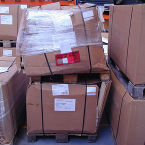 Lagerlogistik: Aufgeplatzte Pakete auf einer Holzpalette
