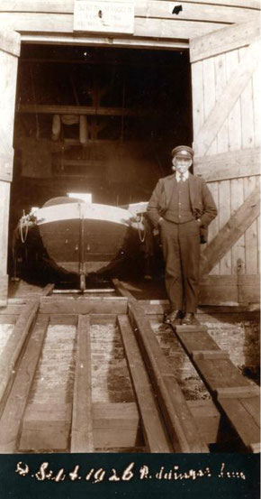 Jan de Vries voor het oude boothuis op de zeedijk aan de Nieuwe Willemshaven, Harlingen (1926)