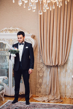 Smoking mit Kummerbund zur Hochzeit