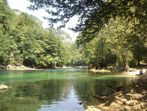 Grillen plus Baden an der Una. Amelas Freunde, Aki und Đenana, hatten uns an ihr Lieblingsplätzchen mitgenommen. 1000 Dank, so schön kann Grillen sein. (Foto: Frank Butschbacher)