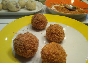 Blitzartig gemacht: Kartoffel(packerl)knödel mit Mohn-Zwetschken-Fülle, gewälzt in einer Semmel- und Keksbröselmischung. (Foto: Frank Butschbacher)
