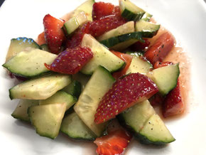 Gurkensalat mit Erdbeeren