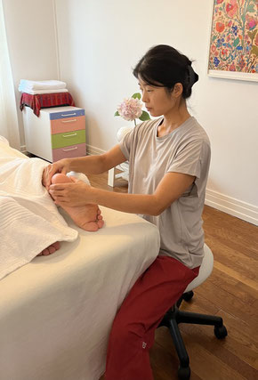 Séance de massage ayurvédique sur une table de massage dans un cadre apaisant
