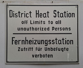 Altes amerikanisches Schild am Zugang zum Heizungskeller