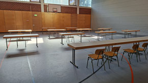 In der Turnhalle stehen die Prüfungstische bereit!
