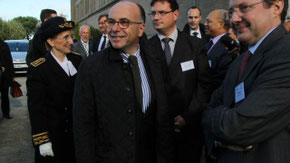 Bernard Cazeneuve à son arrivée à Cherbourg le 14 novembre (d.r. Ouest France)