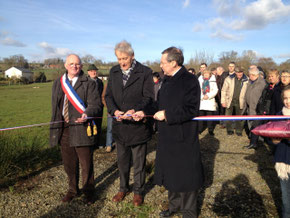 A mes côtés, René Mabille, maire et Jean-Yves Guillou, conseiller général du canton de Villedieu