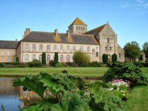 Abbaye de Lessay qui abrite les prestigieux concerts des Heures Musicales tous les ans