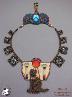 Collana embroidery con divinità egiziana "Bastet" e scarabeo