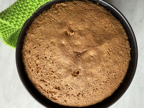Glutenfreier Karottenkuchen frisch aus dem Ofen – saftig und goldbraun gebacken