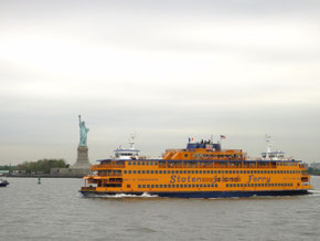 自由の女神像の前を通るフェリー