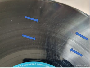 Kräftige Hairlines / Schlieren auf einer Schallplatten-Oberfläche