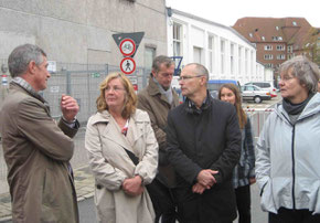 Lutz Oelsner (l.,GESTRA) und Ulrike Pala (2.v.l. Ortsamt)