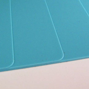 Hellblaues Kunststoffmaterial mit glasähnlicher Akustik.