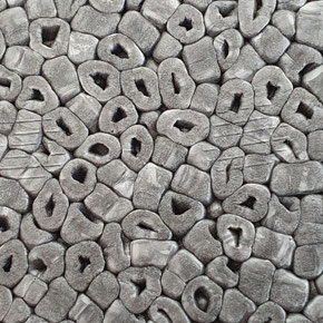 Grauer Kunststoffschaum mit zellulärer Struktur.