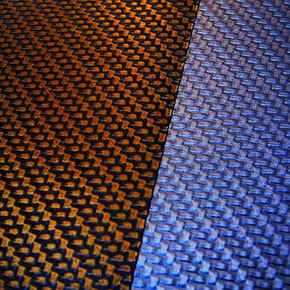 Papiere mit visuell und haptisch wahrnehmbarer Carbon-Struktur.