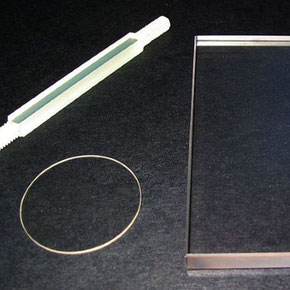 Bauteile und Komponenten aus transparenter Keramik.