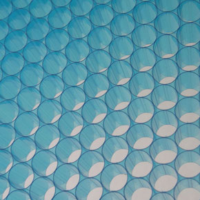 Transparente und blau eingefärbte Kunststoffröhrchen in einem Flächengebilde.