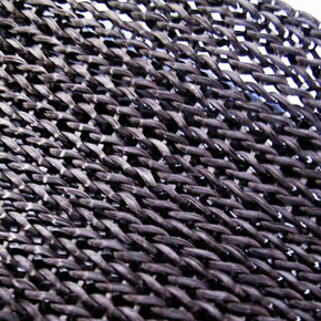 Schwarzes Gestrick aus Carbonfaser-Bündeln.