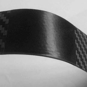 Bandförmiges und flexibles Scharnier, das Carbon-Komponenten verbindet.