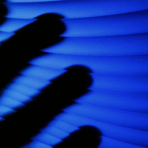 Tiefblau eingefärbte und transluzente Kunststoffplatte mit gewellter Oberfläche.