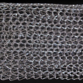 Gestrickter Strumpf mit offenen Maschen aus silbernem Edelstahl-Draht .