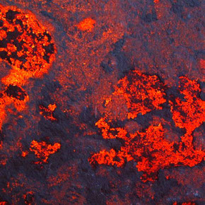 Transluzentes, rot leuchtendes und verformbares mineralisches Furnier.