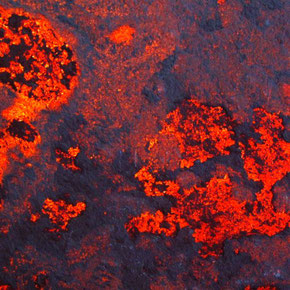 Transluzentes, rot leuchtendes und verformbares mineralisches Furnier.