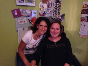 Anja Orywol und Nina Hoffmann vor Fotowand