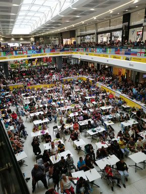 Der Ort in der Mall, wo die Leinwand aufgebaut war