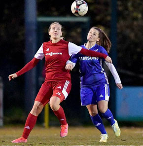 Im Kampf um den Ball setzt sich hier Theresa Werth (links) vom DFC Allendorf gegen Lisa Fölsch durch.