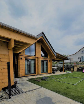 Holzhaus in massiver Blockbauweise - Blockhausbau - Holzbau - Ökohaus -Wohnhaus