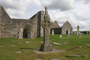 Hochkreuz zwischen Ruinen in Clonmacnoise - ©My own Travel Rundreisen Irland