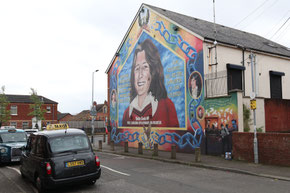 Mural in Belfast mit Black Cab Tourtaxi im Vordergrund - ©My own Travel Rundreise Irland