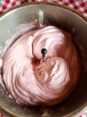 Erdbeerschaum mit Proteinpulver - Softeis mit Erdbeeren