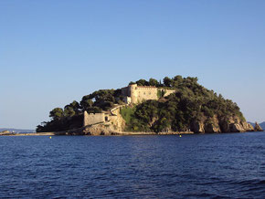 Vue depuis la mer du Fort de Brégançon/ Patrub01, 2012 [Licence Creative commons]