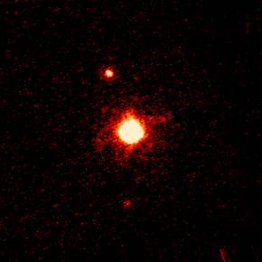 Keck-Aufnahme von Haumea (mitte), Hiʻiaka (oben) und Namaka (unten) am 30. Juni 2005, dem Entdeckungsdatum von Namaka. © NASA/CalTech/Mike Brown et al./Keck Observatory (Bild wurde leicht verändert)