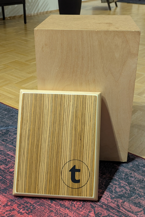 Travel Cajon von Thomann lehnt an 45 cm hoher Sitztrommel