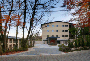 箱根のリゾートマンション。傾斜地に4層と5層から成る2棟を配置。眺望の開けた住戸と温泉を引いた共用大浴場を設けている。