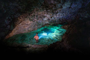 Visite grotte excursion locale Makatea mine escalade kaveu crabe de cocotiers Photo Jean-Adrien Carré