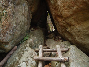 笠置神社裏手にあるくぐり岩。近くにはヒカリゴケも