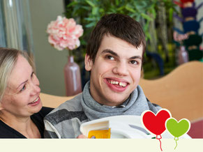Rami, 19 Jahre, mit seiner Bezugsperson im Therapieraum