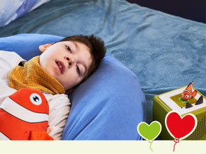 Ben, 10 Jahre alt, hört in seinem Zimmer Hörbuch mit seinem Stofftier Nemo