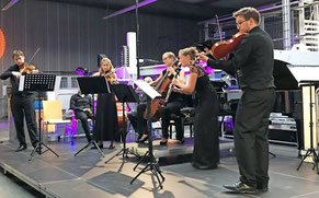Ungewöhnliche Kulisse für Kammermusik: Das Berolina Ensemble spielte in der Halle der Firma Natus in Trier. FOTO: TV / Thomas Roth