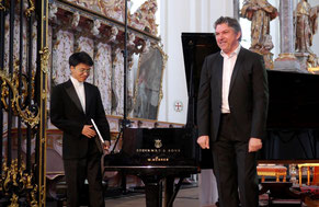 Halten sich in der Paulinkirche in Trier eng an die Vorlage von Johann Sebastian Bach: Bariton Thomas Bauer (rechts) und Pianist Kit Armstrong.