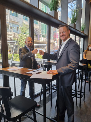 v.l.: Freuen sich über die Kooperation: Alexander Stöckl, Schulleiter des Ursulinen-Gymnasiums und General Manager Florian Schindler. (Bild: ARIVA Hotel GmbH)