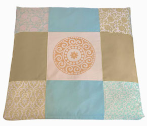 meditationsmatte 80x80 cm mandala in gold auf natur in blau und beige für meditationsraum