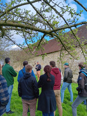 Groupe en visite dans verger - cidrerie LV