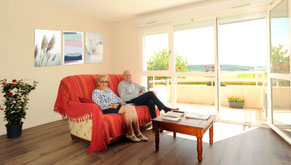 Séjour lumineux dans nos appartements individuels seniors