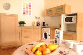 Une pièce de vie fonctionnelle avec cuisine ouverte dans nos appartements individuels seniors